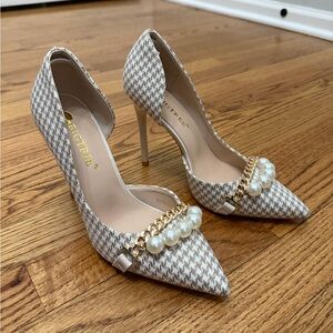 Elegant Beige Houndstooth Heels with Pearl Detail NWOT